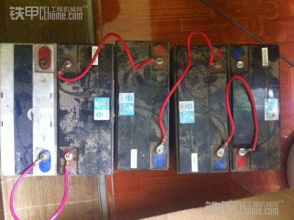 蓄电池串联 蓄电池任意串联混用:在蓄电池使用中,由于存在使用误区,有时会出现不同规格或新旧不一的蓄电池串联使用的现象,殊不知,这种做法同样是不允许的。如果将蓄电池任意串联混用,那么在充电状态下,旧蓄电池两端的充电电压将高于新蓄电池两端的充电电压,结果造成新蓄电池充电尚未充足而旧蓄电池充电早已过高;在放电状态下,由于新蓄电池的电荷容量比旧蓄电池的电荷容量大,结果造成旧蓄电池过量放电,甚至造成旧蓄电池反极。因此对蓄电池决不能任意混用。同理,不同电荷容量的蓄电池串联混用,往往也会使电荷容量小的蓄电池过量充电或