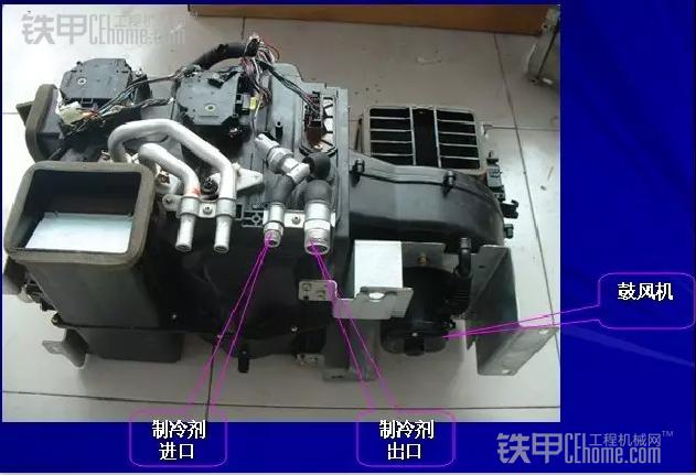 4.故障现象:空调系统运行正常,空调降温效果不好。 细节现象:出风口风量不足,风机噪声加大,蒸发器有结霜现象。 其中原因:空调箱通道中有脏物风阻加大,过滤网阻塞。 排除方法:拆卸下蒸发器芯体和过滤网进行清洗(每年进行一次),然后重新装配,安装完毕后进行抽真空、保压、按空调系统规定的充注量加注制冷剂,故障即可排出。 5.