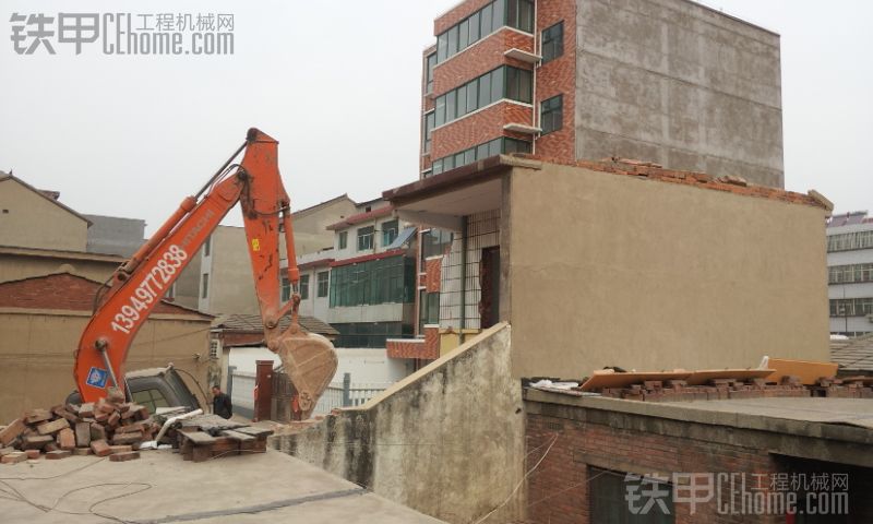 面对新的经济环境和市场形势,中国工程机械行业正在经历转型升级的关键调整期。9月22日至25日,第十三届中国(北京)国际工程机械、建材机械及矿山机 械展览与技术交流会(BICES 2015)在京举办,汇聚领先产品和解决方案,为展商和观众搭建起充分沟通的平台。作为具有影响力的创新实践者之一,深耕中国市场20年之久的日立建机以 “Hitachi Relible solutions(日立建机 可信赖的综合解决方案)”的参展主题亮相,全新ZAXIS-5A系列挖掘机备受专业参观者一致好评。