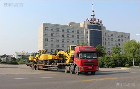 沃尔华集团10台挖掘机装车出口秘鲁