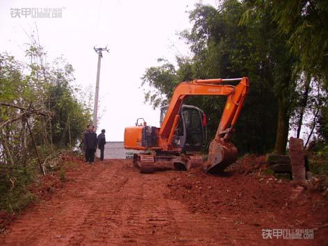 挖掘机操作技巧 如何修带坡度的道路