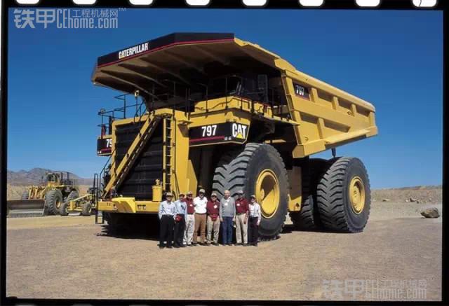 在露天矿山为完成岩石土方剥离与矿石运输任务而使用的一种重型自卸车