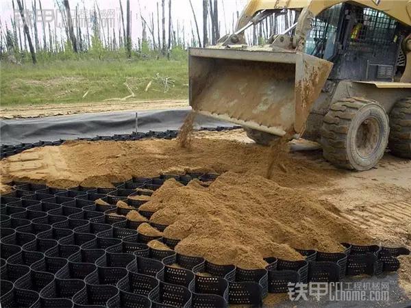 网格中倒入沙做路基