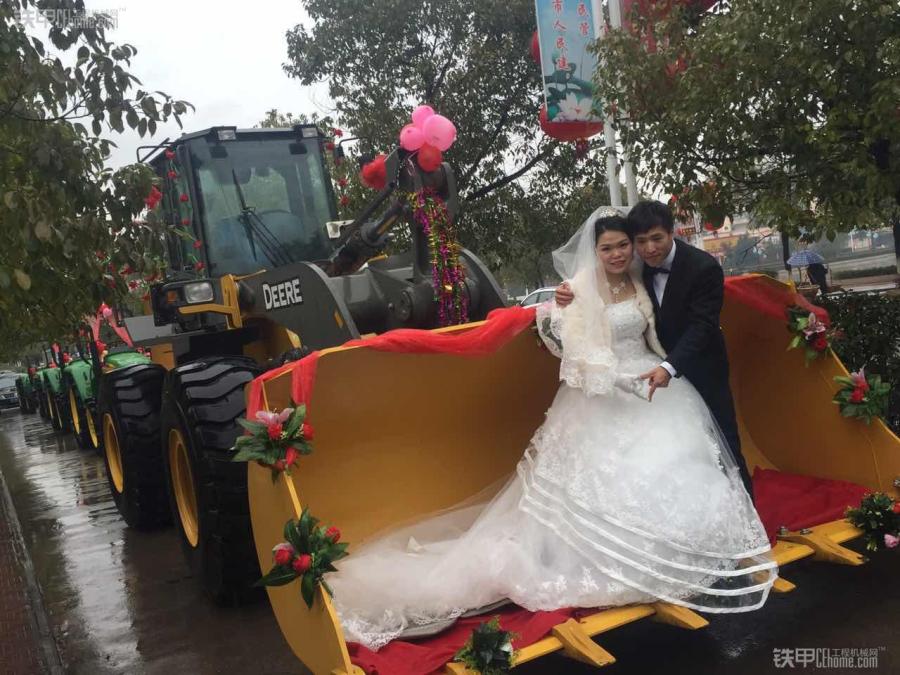 农村小伙乘装载机霸气迎娶新娘-工程机械主题