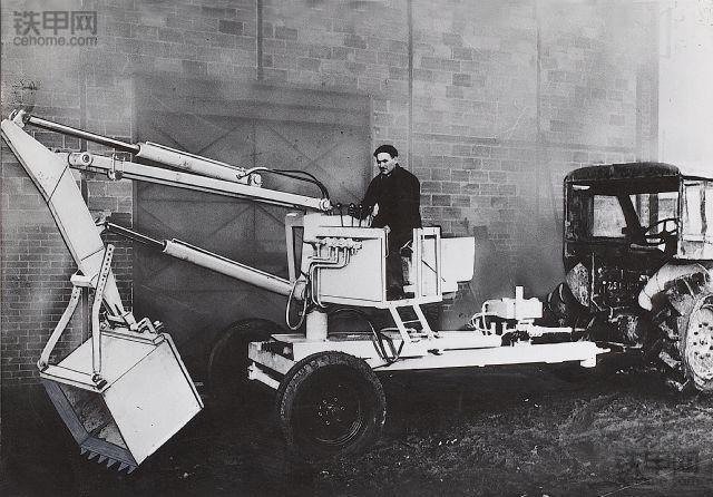 1951年,法国poclain(波克兰)公司推出世界第一台全液压正铲挖掘机.