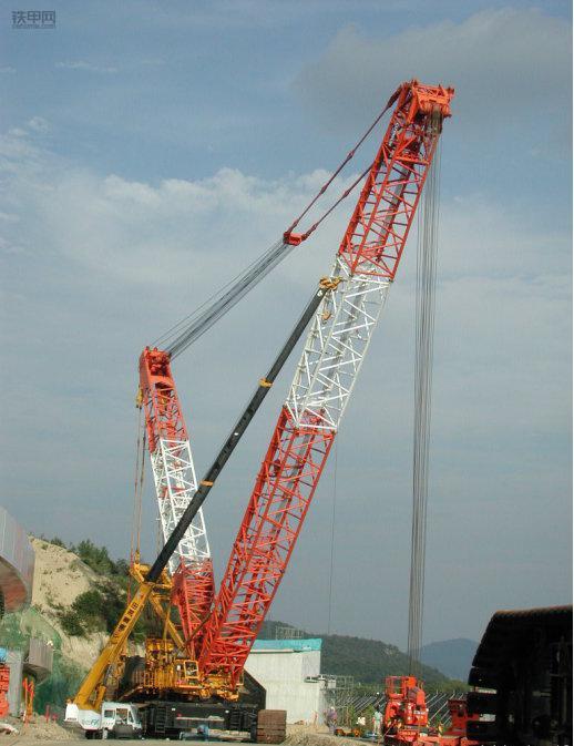 日本神钢kobelco sl13000型800吨级履带式起重机,这是日本研制的最大