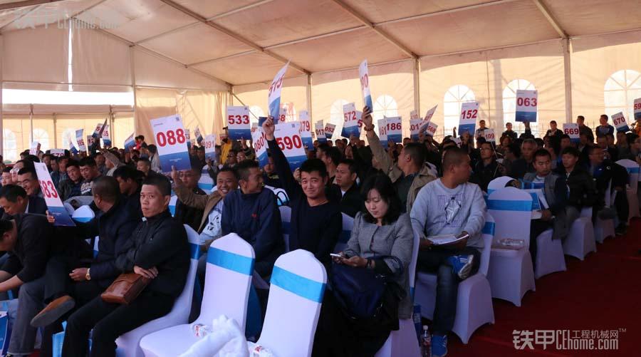 竞拍人举竞拍牌,信心高涨