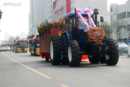 雷沃欧豹1654盛装引领满载新人的彩车巡游潍坊