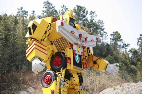 宣传环保理念报废挖掘机变身变形金刚