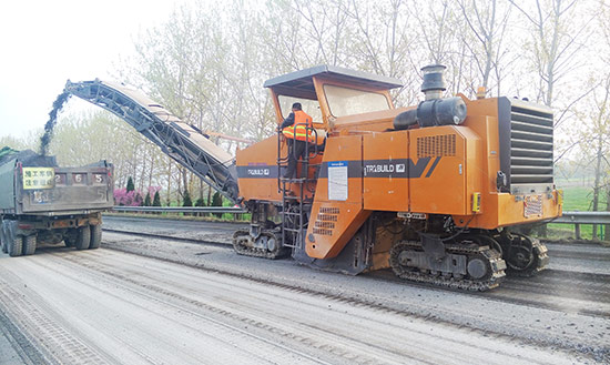 江苏华通动力hm2100a型铣刨机再传捷报