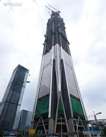 这一幕发生在平安金融中心555米的高空.