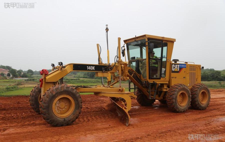 cat03智能 cat 140k平地机驰骋岳望高速_铁甲工程机械网