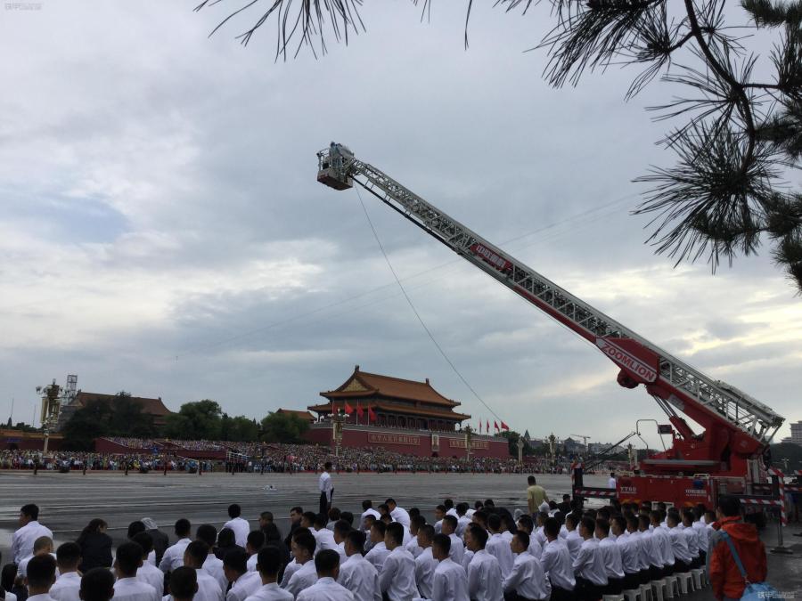 消防车阅兵图片