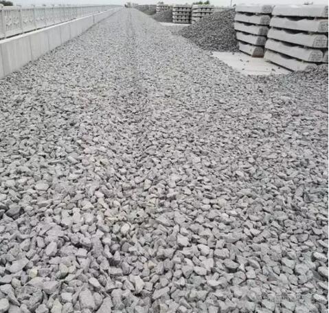 新筑摊铺机成功运用于铁路道渣施工