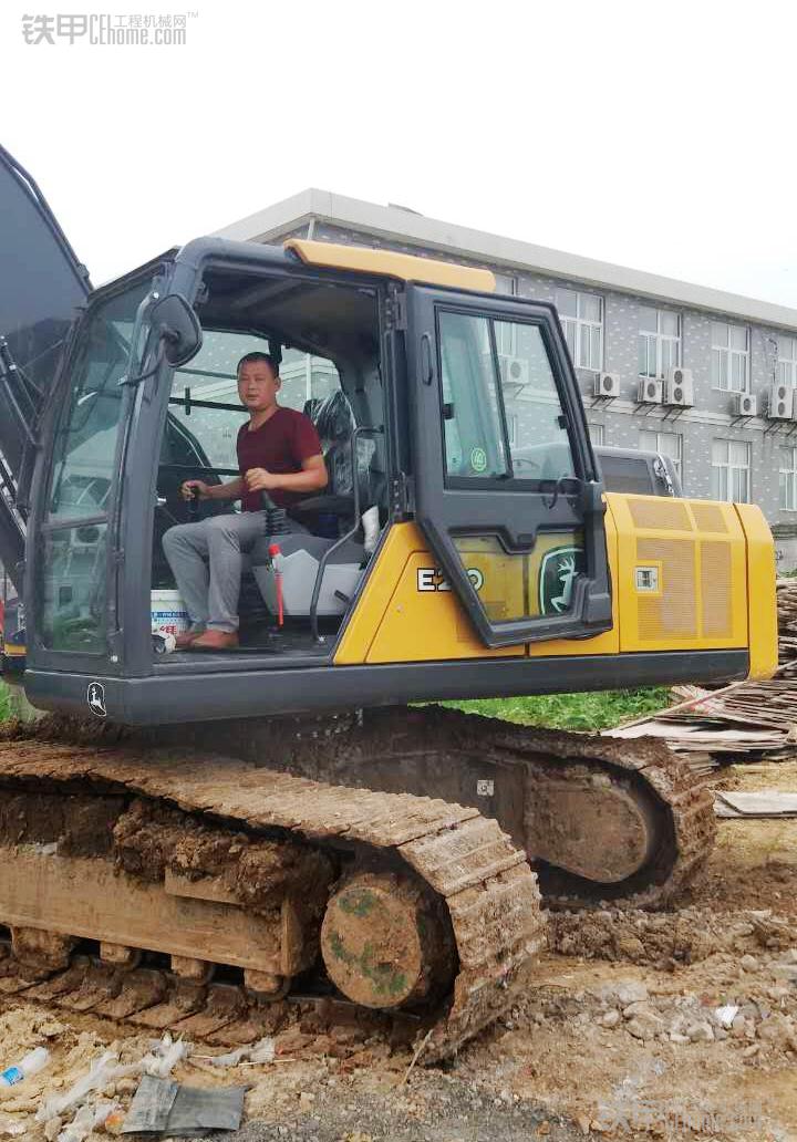 约翰迪尔e210型挖掘机成功交付六安客户