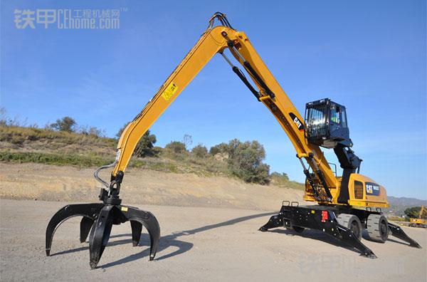 采用可升降驾驶室,实心轮胎,梅花抓斗的抓料机