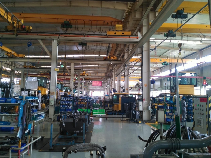 工程机械资讯 企业 筑百年强企之基 临工工厂走访实记路面机械车间