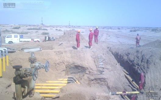 我在新疆沙漠开挖机(2):月薪4000多,油田设备看