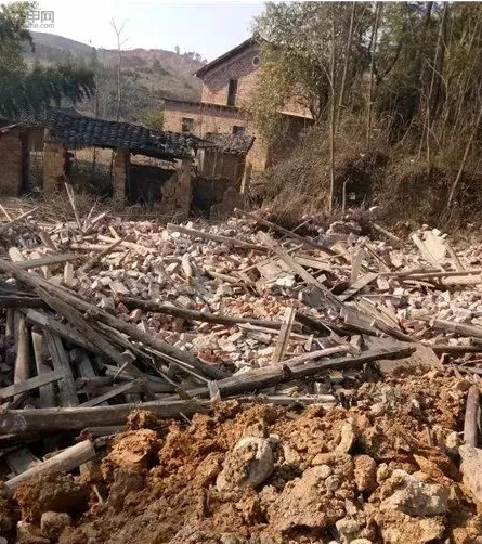 为讨债,用挖斗砸死2人,推平2栋住宅后掘坑欲自杀.
