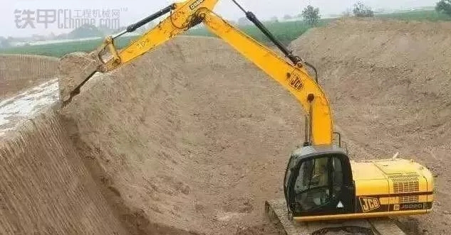 当正面挖完后移动挖掘机再重复相同的动作,这种方法主要用于成型的坡