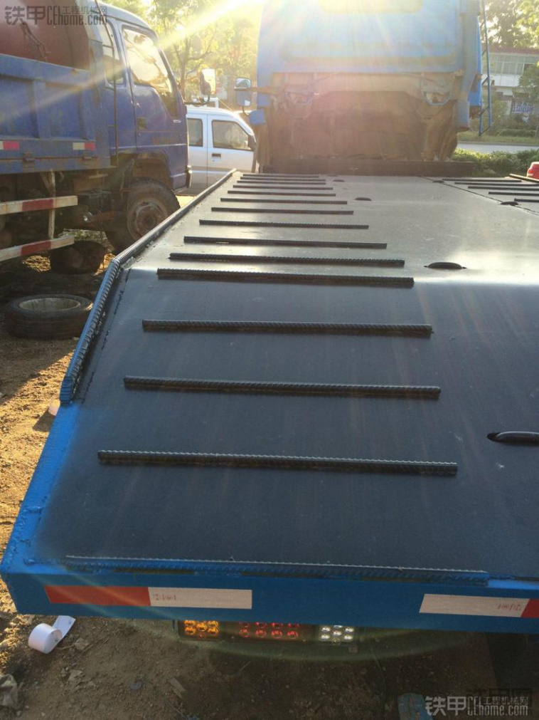 小挖机板车改装作业_铁甲工程机械网